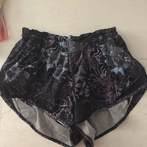 Lulu patterned shorts size 4, 2.5”